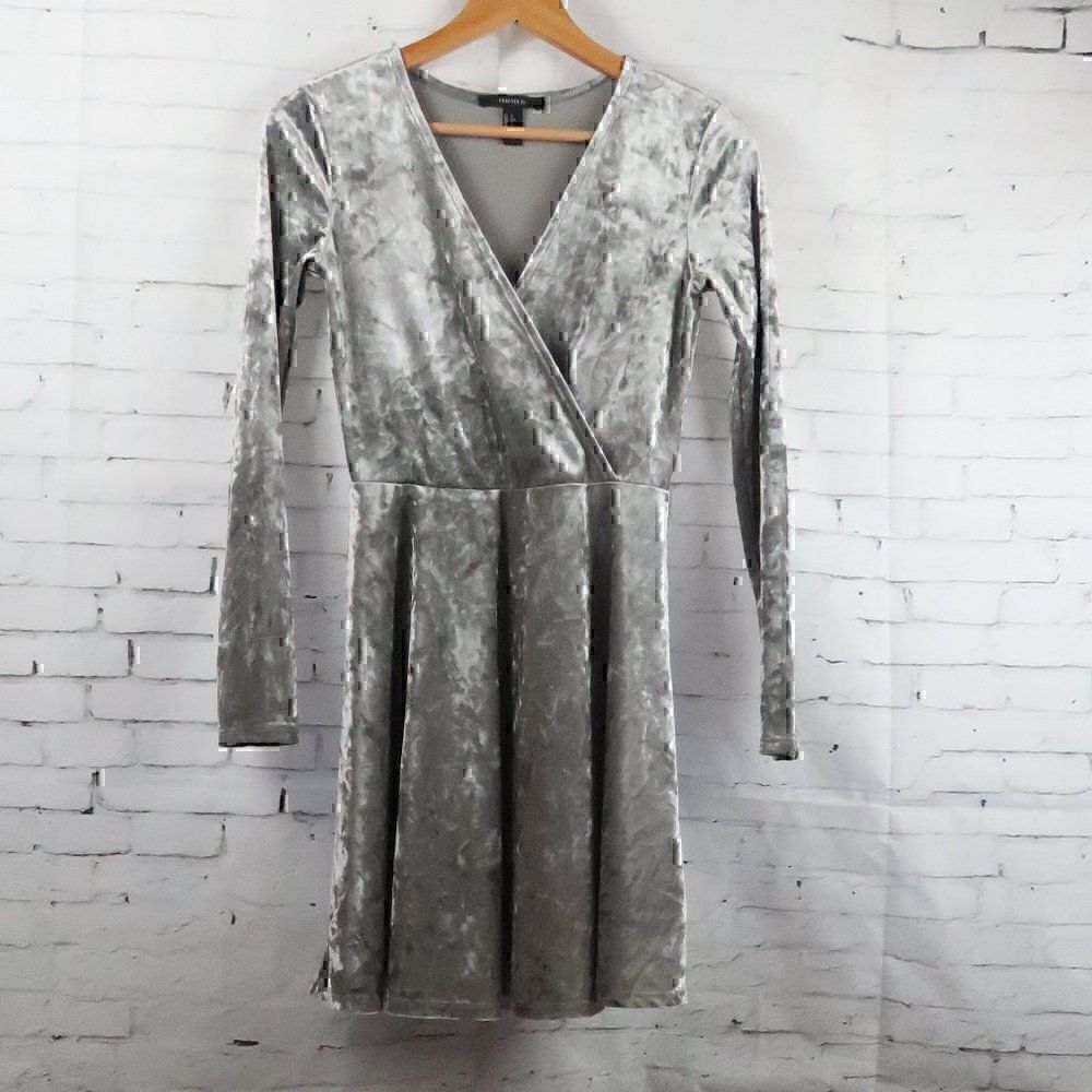 FOREVER 21 SILVER VELVET LONG SLEEVE V NECK SKATER DRESS SIZE SMALL